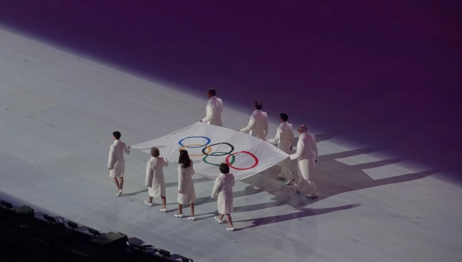 Вынос олимпийского флага. 