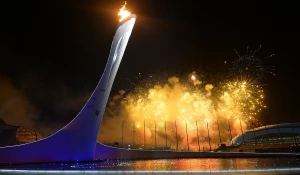 Зажженный олимпийский огонь в Сочи. 