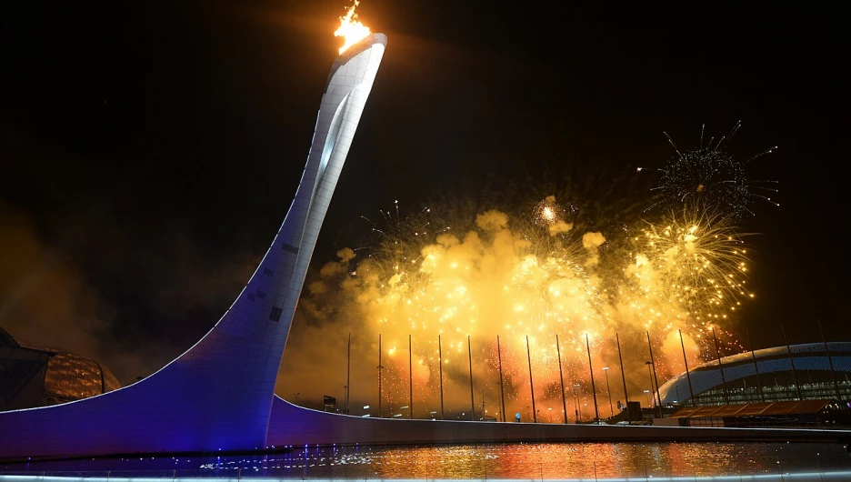 Зажженный олимпийский огонь в Сочи. 