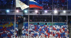 Олимпийский и российские флаги. 