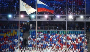 Олимпийский и российские флаги. 