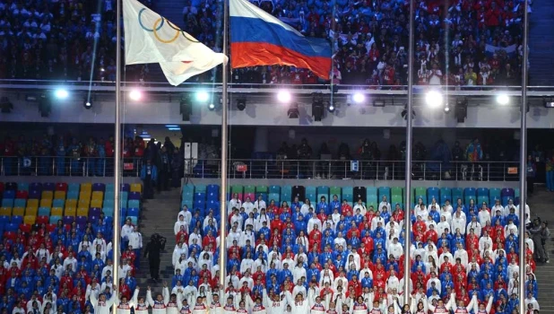 Олимпийский и российские флаги. 