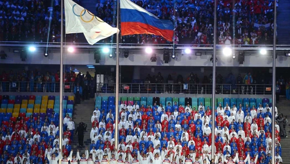 Олимпийский и российские флаги. 