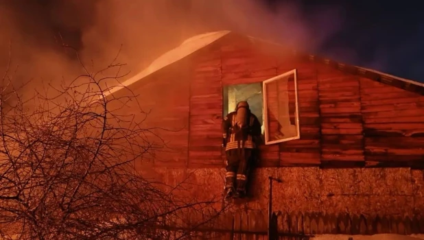 В Барнауле в частном доме на трех хозяев вспыхнул пожар.