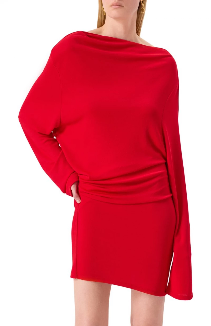 Красное платье из вискозы с открытой спиной, 96 350 рублей.