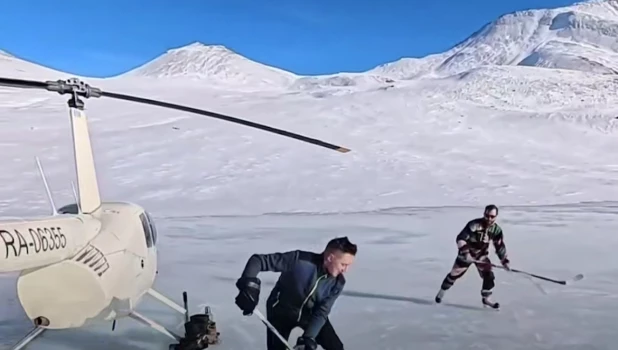 Хоккей на реке у Белухи.