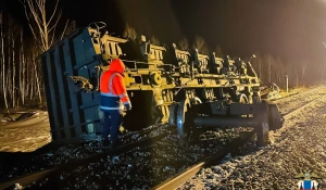 Вагон опрокинулся.