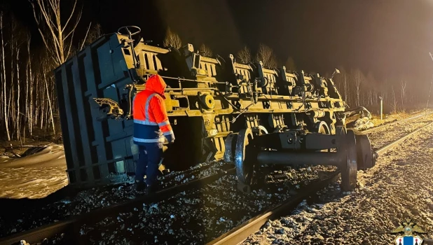 Вагон опрокинулся.