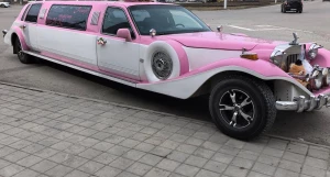 В Барнауле продают Lincoln Town Car.