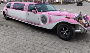 В Барнауле продают Lincoln Town Car.