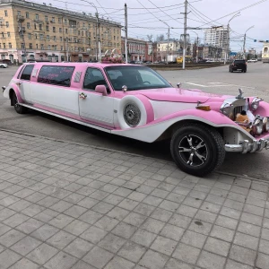 В Барнауле продают Lincoln Town Car.