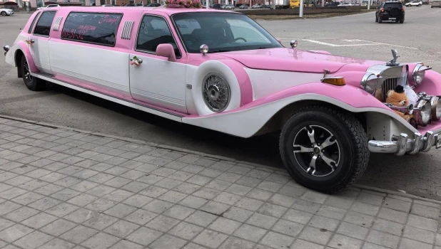 В Барнауле продают Lincoln Town Car.