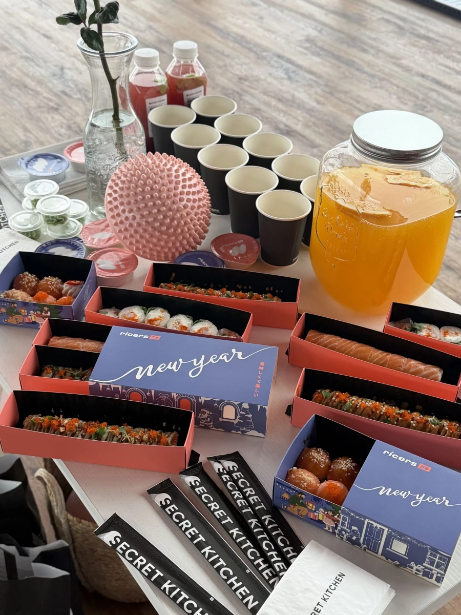 Роллы онлайн-гастромаркета Secret Kitchen.