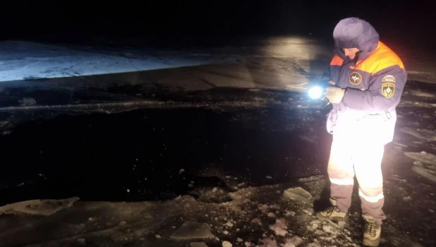 Автомобиль утонул подо льдом. 