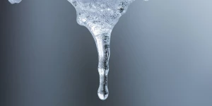 Сосулька. Лед. Оттепель. Снег тает. Вода