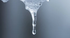 Сосулька. Лед. Оттепель. Снег тает. Вода