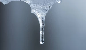 Сосулька. Лед. Оттепель. Снег тает. Вода