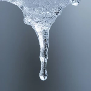 Сосулька. Лед. Оттепель. Снег тает. Вода