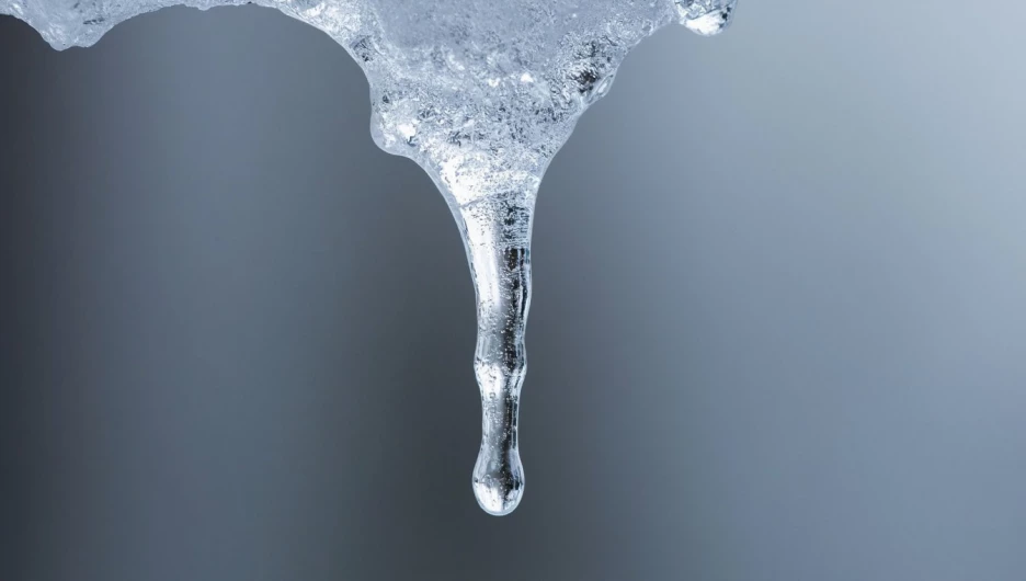 Сосулька. Лед. Оттепель. Снег тает. Вода