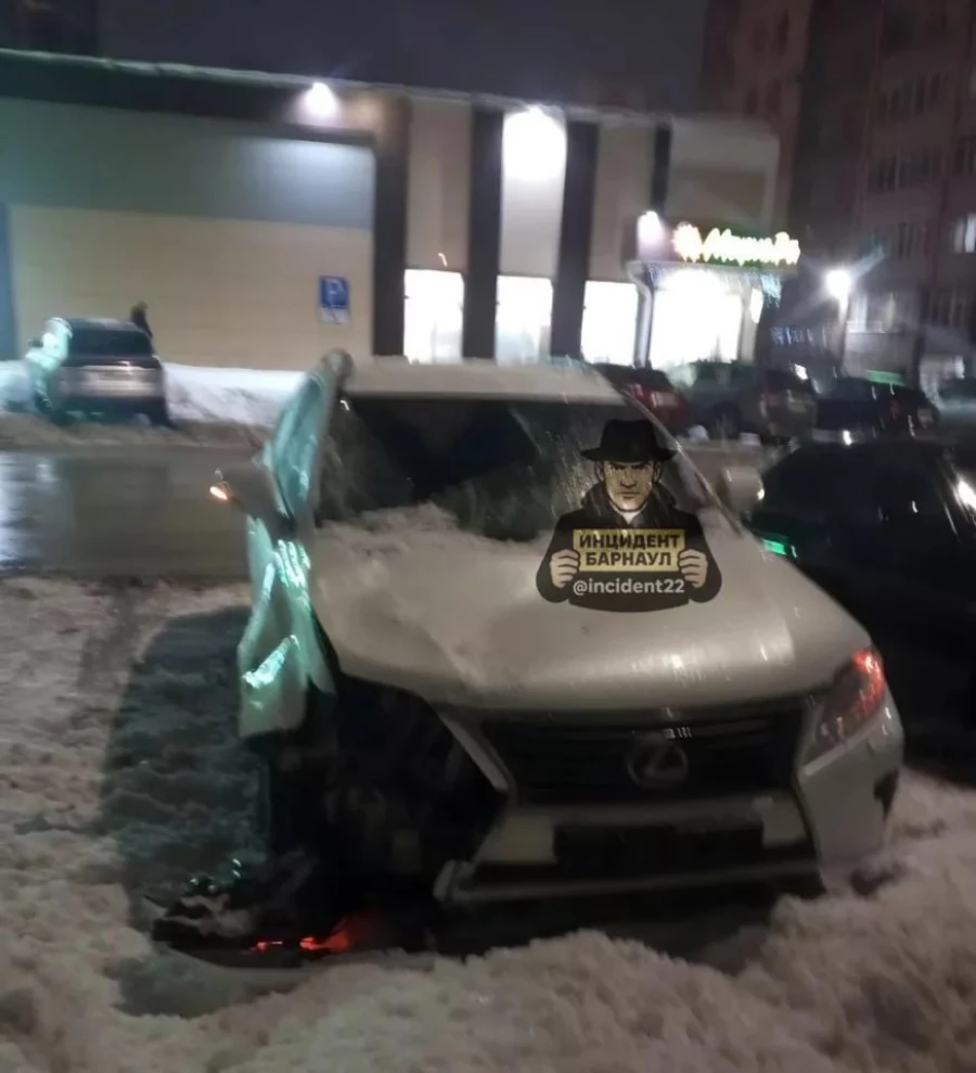 Глыба льда упала на машину. 
