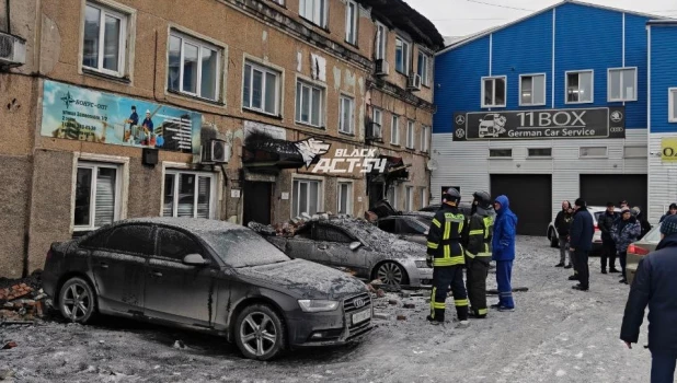 Частичное обрушение стены здания в Новосибирске.
