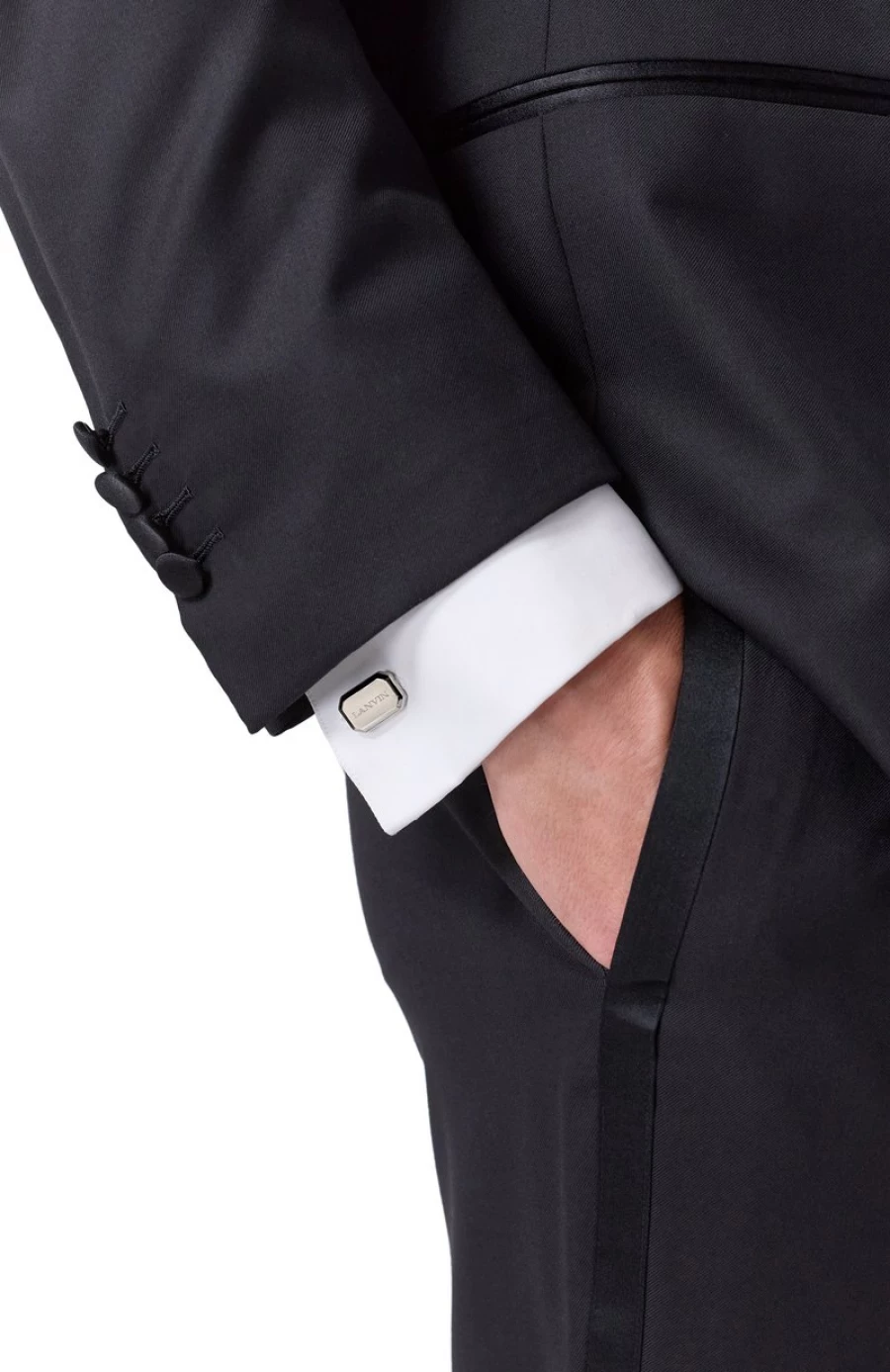 Запонки серебряного цвета, 28 950 рублей.