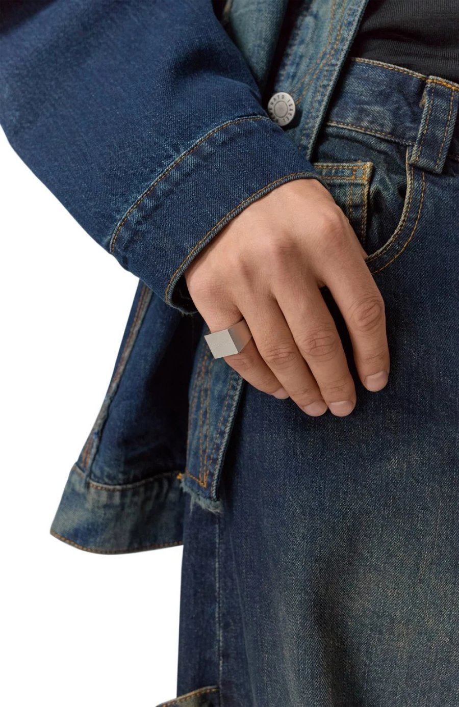 Кольцо серебряного цвета, 68 800 рублей.