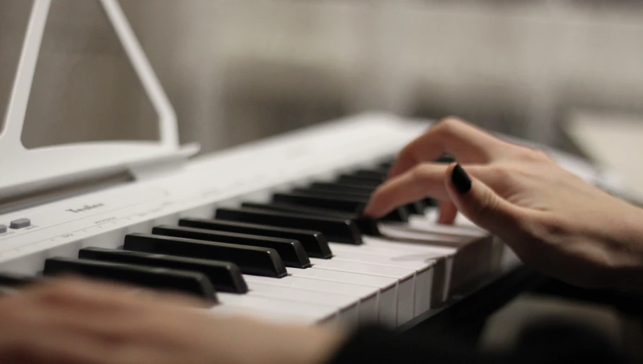 Игра на фортепиано. Пианино. Синтезатор. Клавиши. Музыка. Хобби. Увлечения.