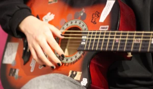 Игра на гитаре. Гитара. Музыка. Хобби. Увлечения.