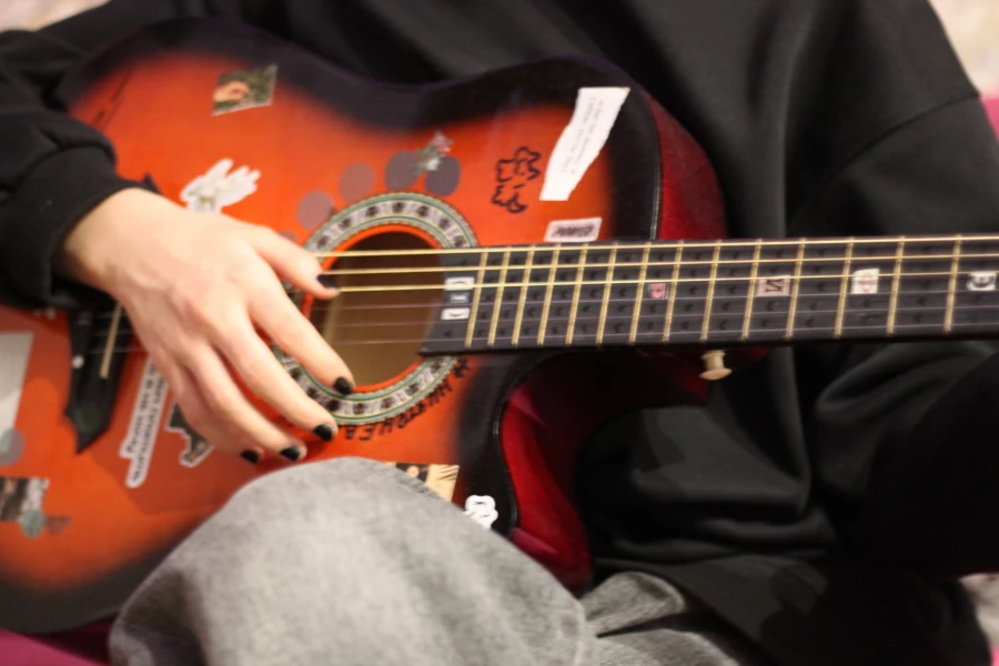 Подросток. Игра на гитаре. Гитара. Музыка. Хобби. Увлечения.