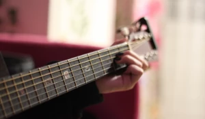 Подросток. Игра на гитаре. Гитара. Музыка. Хобби. Увлечения.