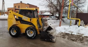Дорожные бригады Барнаула чистят ливневки и обрабатывают улицы от льда