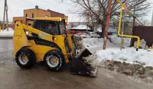 Дорожные бригады Барнаула чистят ливневки и обрабатывают улицы от льда