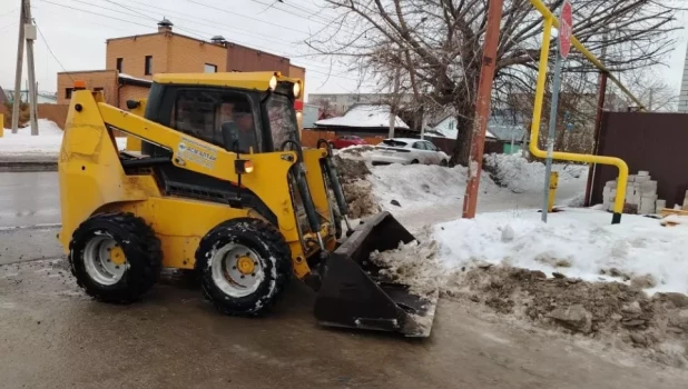 Дорожные бригады Барнаула чистят ливневки и обрабатывают улицы от льда