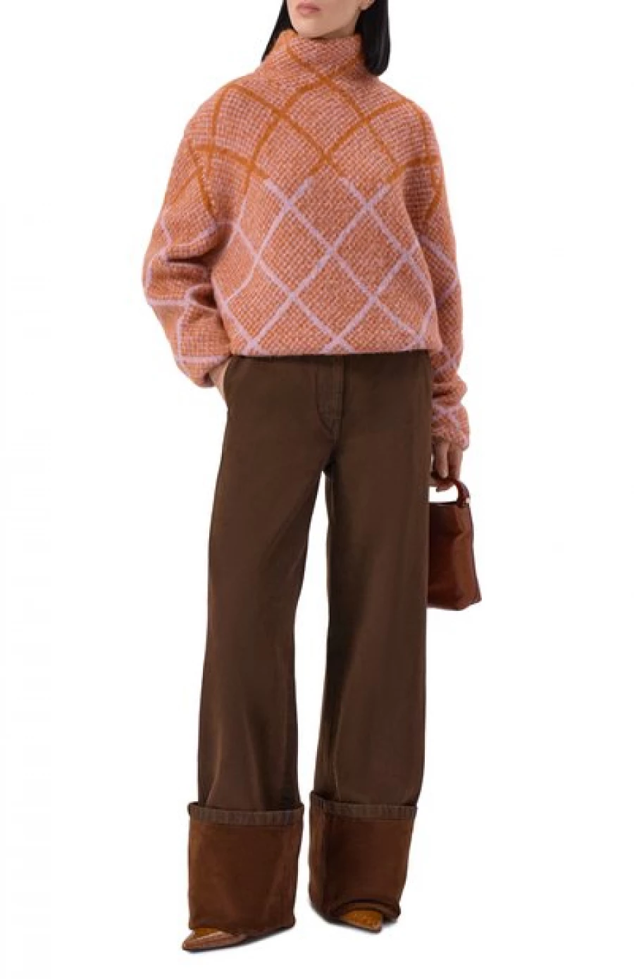 Бесформенный оранжевый свитер, 116 000 рублей.