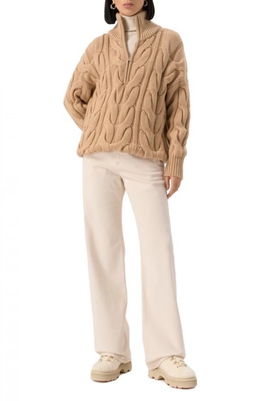 Свитер крупной вязки, 184 000 рублей.