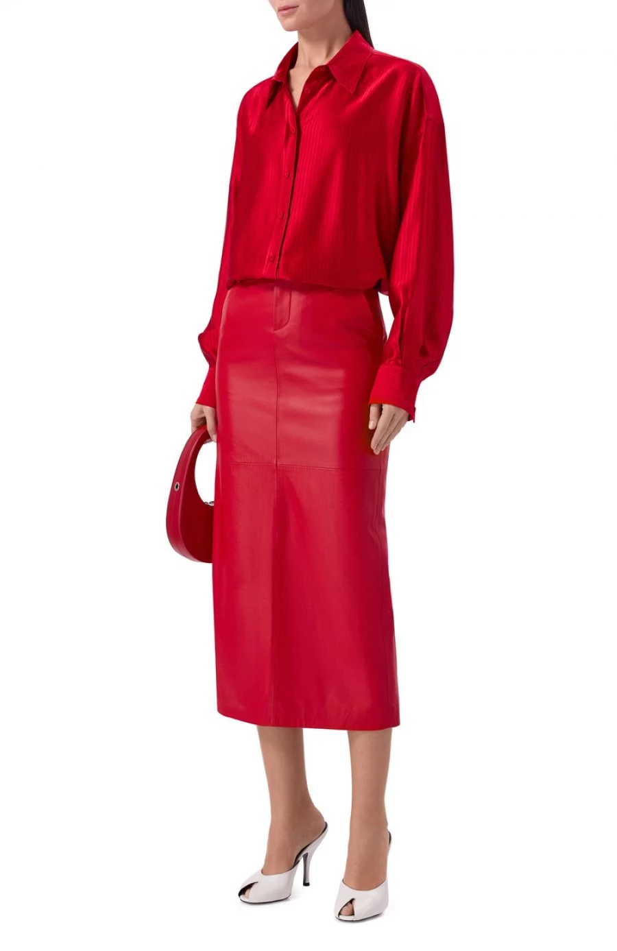 Красная атласная рубашка, 89 950 рублей.