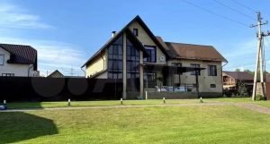 В Барнауле продается большой коттедж с нестандартной планировкой .