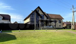 В Барнауле продается большой коттедж с нестандартной планировкой .