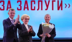 Маргарита Симоньян без парика на сцене.