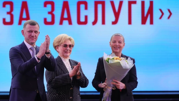 Маргарита Симоньян без парика на сцене.