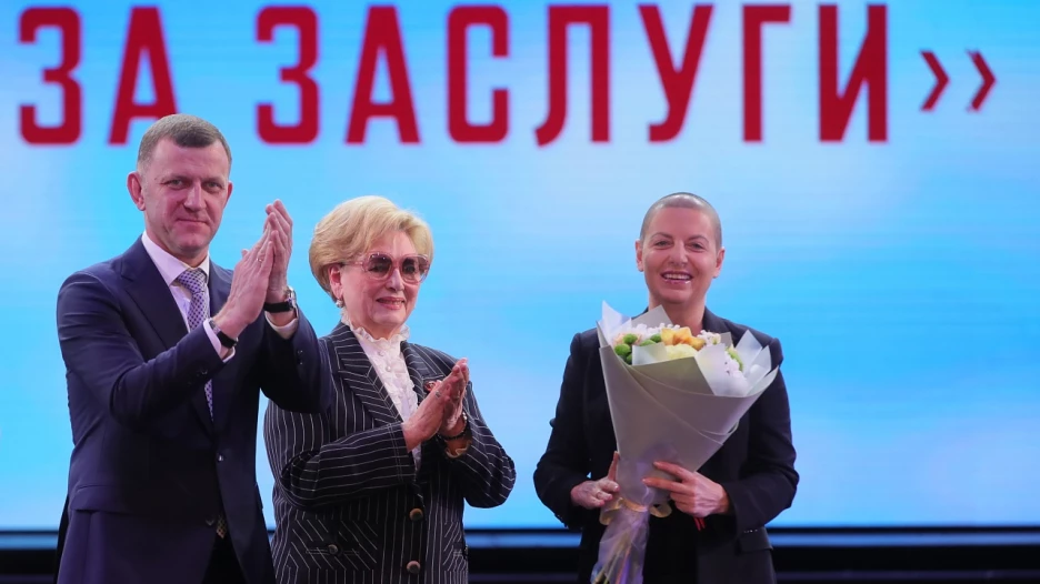 Маргарита Симоньян без парика на сцене.