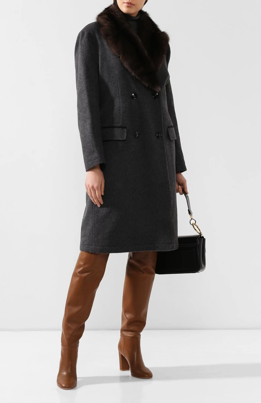 Пальто с меховым воротником, 1 965 000 рублей.