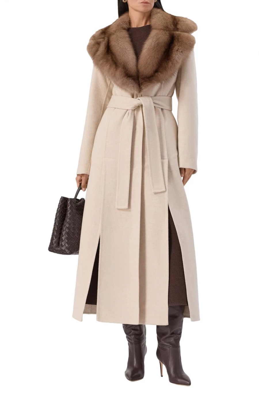 Пальто с меховым воротником, 1 665 000 рублей.