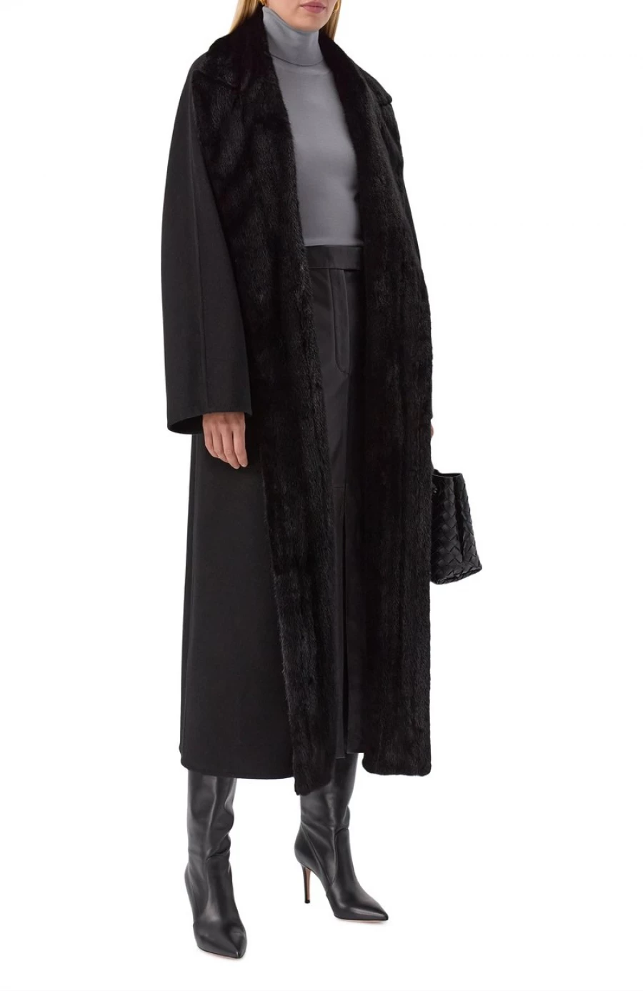 Пальто с меховой отделкой, 1 420 000 рублей.