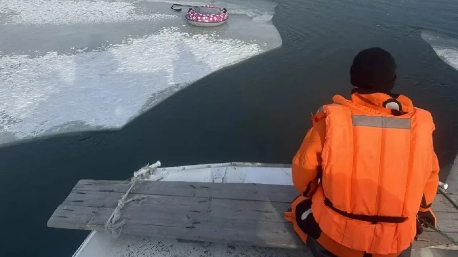 Поиски провалившейся под лед девочки в Новосибирске.