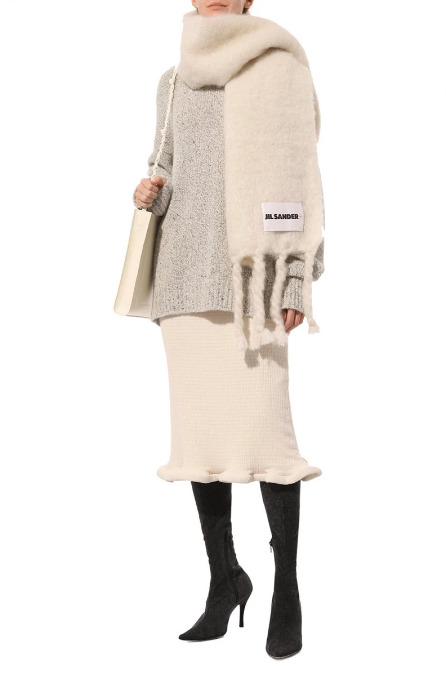 Шарф с бахромой, 66 150 рублей.