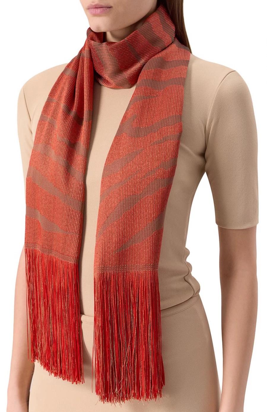 Шарф с бахромой, 67 650 рублей.