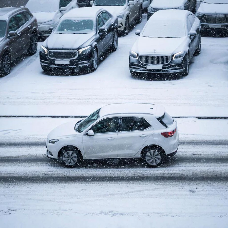 Автомобили, зима. Дорогие авто и не очень