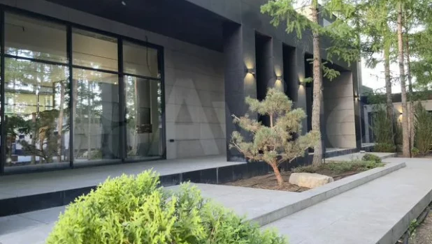 Элитный коттедж, не имеющий аналогов в Сибири, продается в Барнауле за 130 млн рублей.